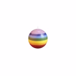 Die Himalaya Salt Dreams Kerze Ball multicolor ist eine runde Kerze (ø ca. 10 cm) mit regenbogenfarbenen Querstreifen auf weißem Hintergrund.