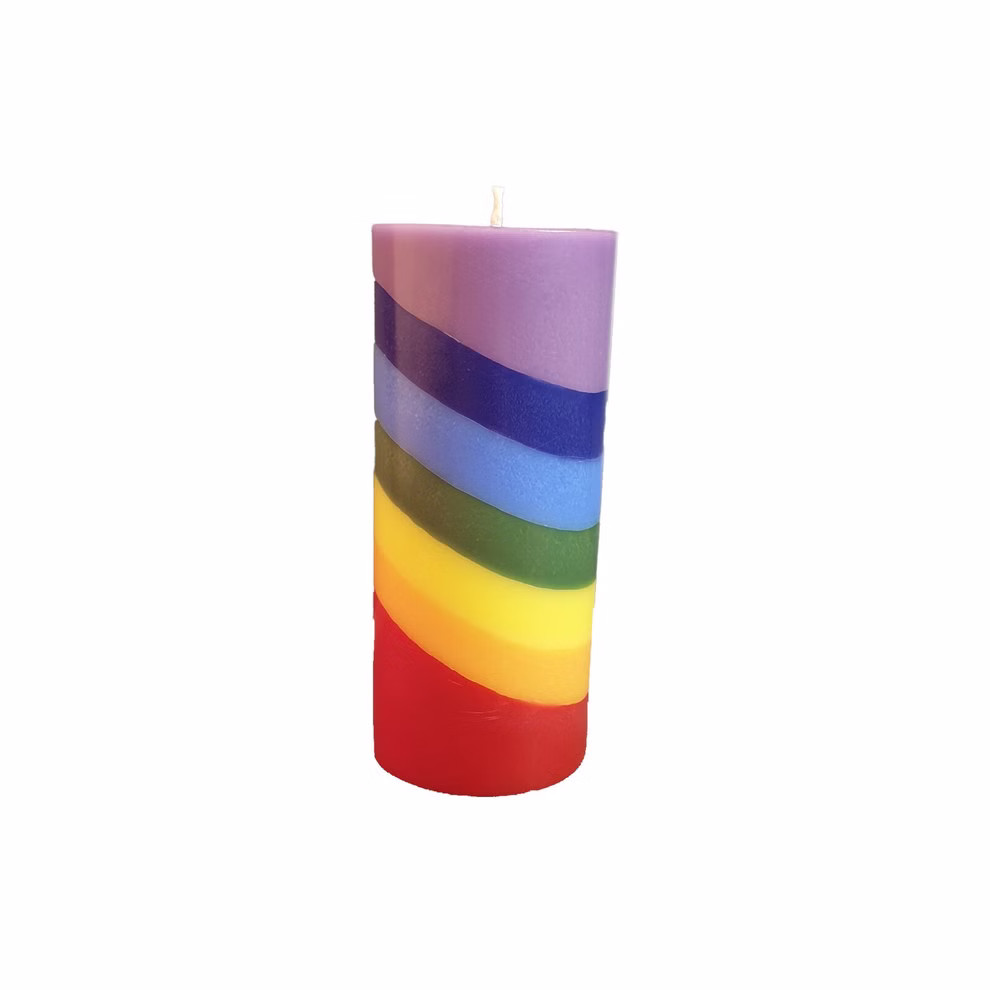 Himalaya Salt Dreams Stumpenkerze multicolor ca. ø 56 x H 125 cm_33490 Die Himalaya Salt Dreams Stumpenkerze multicolor (ca. ø 56 x H 125 cm) ist eine zylindrische Stumpenkerze mit diagonalen Regenbogenstreifen in den Farben Rot Orange Gelb Grün Blau und Violett die aufrecht auf weißem Grund stehen.