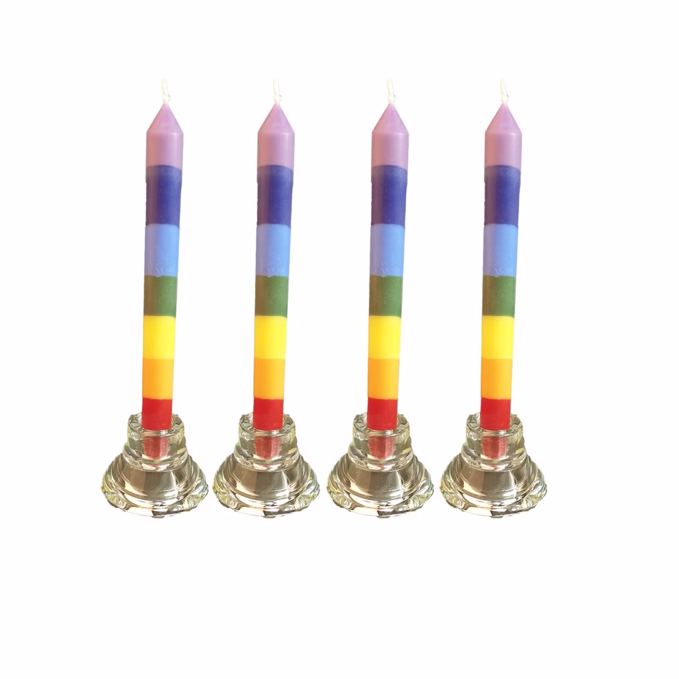 Himalaya Salt Dreams Stabkerzen multicolor 4er-Set H 23 cm_33489 Das Stabkerzen multicolor 4er-Set von Himalaya Salt Dreams besteht aus vier 23 cm großen aufrecht stehenden Kerzen mit Regenbogenstreifen in klaren Glashaltern die in einer Reihe vor einem weißen Hintergrund angeordnet sind.