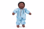 Waldorfkind Baby Puppe nach Waldorfart 46 cm_33709 Die Waldorfkind Baby Puppe nach Waldorfart 46 cm hat mittelbraunes Fell trägt einen hellblauen Overall und eine weiße Mütze mit grauer Schleife und ist vor einem weißen Hintergrund abgebildet.