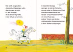 Auf dem Cover von "Pippi geht in die Schule Mini-Ausgabe für die Schultüte" aus dem Oetinger Verlag galoppiert ein rothaariges Mädchen mit gelbem Hut auf einem weißen Pferd vorbei an Gras einem Baum und einer roten Backsteinmauer. Das Buch ist durchgehend 