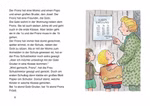 Oetinger Verlag Schulgeschichten vom Franz Mini-Augabe für die Schultüte_33731 Eine Lehrerin mit einem Zeigestock erklärt zwei Kindern in einem Schulflur neben dem Buch "Schulgeschichten vom Franz Mini-Ausgabe für die Schultüte" des Oetinger Verlags eine Klassenliste.
