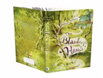 Das Buchcover von Das Blaubeerhaus Antonia Michaelis (Oetinger Verlag) zeigt einen illustrierten grünen Wald mit einem Weg zu einem blauen Haus; der skurrile Titel erscheint auf Baumstämmen.