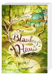 Das Cover von Das Blaubeerhaus Antonia Michaelis aus dem Oetinger Verlag zeigt ein skurriles Haus mit blauem Dach inmitten von Bäumen und Grün mit einem gewundenen Pfad und verspielter farbenfroher Typografie.