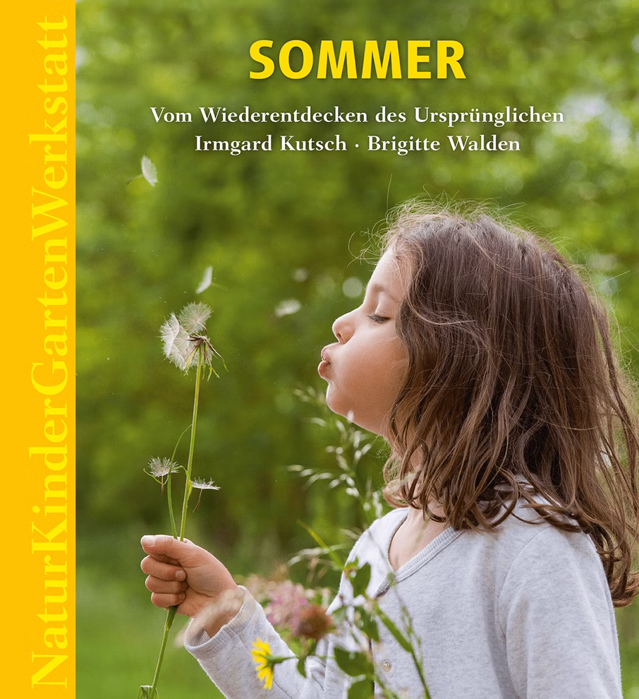 Freies Geistesleben Natur-Kinder-Garten-Werkstatt Sommer Irmgard Kutsch Brigitte Walden_33829 Ein Mädchen bläst einen Löwenzahn aus der Natur-Kinder-Garten-Werkstatt Sommer von Irmgard Kutsch und Brigitte Walden Freies Geistesleben.