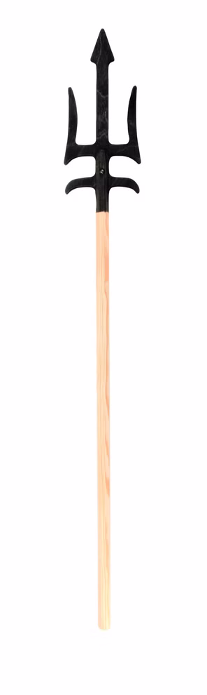 Spielzeugmanufaktur VAH Römischer Dreizack 102 cm_34139 Die Spielzeugmanufaktur VAH Römischer Dreizack 102 cm ist eine mittelalterliche Stangenwaffe mit Holzgriff und schwarzem Metallkopf mit drei nach oben gerichteten Zacken und zwei seitlichen Zacken isoliert auf weißem Grund dargestellt.