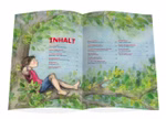 Waldow Verlag VORHANG AUF Heft 143 Raus gehen! Zeitschrift für Kinder und Eltern_34312 Eine Doppelseite aus "VORHANG AUF Heft 143 Raus gehen!" vom Waldow Verlag zeigt einen Jungen in rotem Hemd und blauen Shorts der sich auf einem Baum ausruht mit "INHALT" in roter Schrift und dem deutschen Inhaltsverzeichnis über beide Seiten.