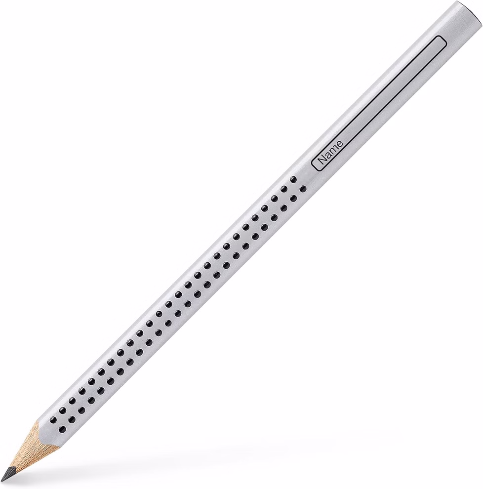 Faber Castell Jumbo Grip Bleistift Härtegrad HB_34365 Der Faber Castell Jumbo Grip Bleistift Härtegrad HB ist ein silberner sechseckiger Bleistift mit einer Holzspitze schwarzen Punkten entlang des Körpers und einem Beschriftungsfeld mit der Aufschrift "Name".