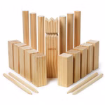 Ein Satz Ballaballa Kubb Family Mannschaftsspielfiguren aus Holz mit rechteckigen Blöcken zylindrischen Stäben und einem König mit Krone.