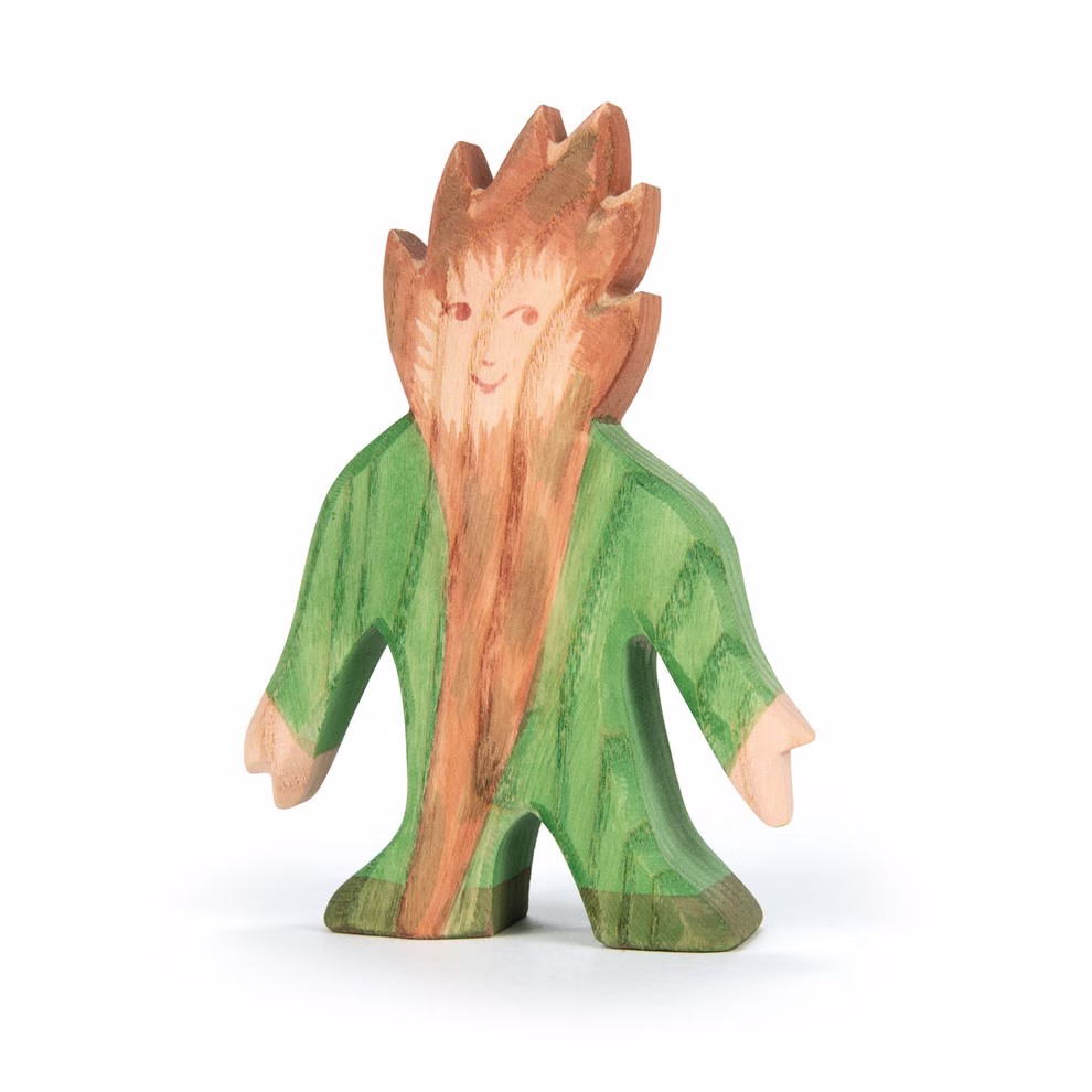 Ostheimer Troll Handgefertigte hölzerne Trollfigur von Ostheimer aus grün lasiertem Eschenholz mit langem, rötlichem Bart und einem verschmitzten Gesichtsausdruck in stehender Pose.