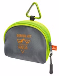 Expedition Natur Survival-Kit Sieben-teiliges Survival Kit für Kinder mit schwarzer Gürteltasche, Kompass, Taschenlampe, Signalpfeife und Multifunktionswerkzeug auf grünem Grund.