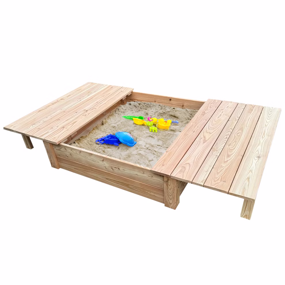 Sandkasten aus Lärchenholz Quadratischer Sandkasten aus hellem, natürlichem Lärchenholz mit offenem, flachem Holzdeckel und Sand mit Spielzeug.