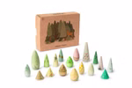 Grapat Bäume Achtzehn handbemalte Holzfiguren in verschiedenen Grün- und Brauntönen, die unterschiedliche abstrakte Baumformen und Zapfen für eine kleine Waldlandschaft darstellen, vor der Verpackung.