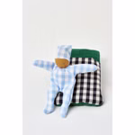 Baby mit Schlafsack, karo blau Kleines Stoffpüppchen mit blau-weiß kariertem Schlafsack aus weicher Baumwolle und Musselin, weich gefüllt und für kleine Kinderhände gut greifbar.