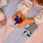 Baby mit Schlafsack, karo blau Baby mit Schlafsack, karo blau