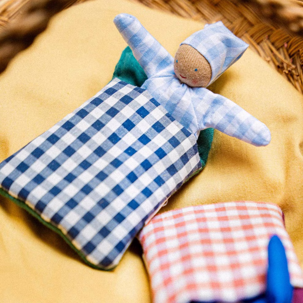 Baby mit Schlafsack, karo blau Baby mit Schlafsack, karo blau