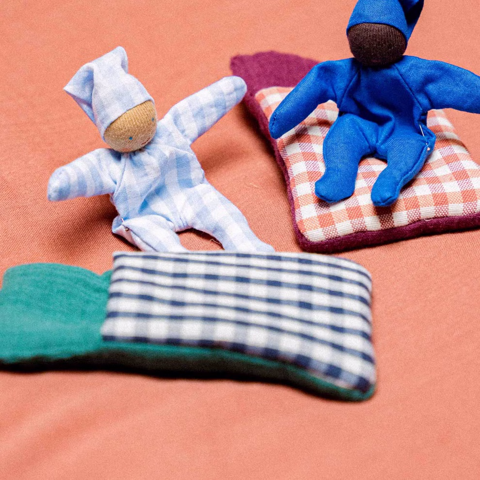 Baby mit Schlafsack, karo blau Baby mit Schlafsack, karo blau
