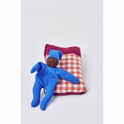 Baby mit Schlafsack, karo rot