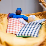 Baby mit Schlafsack, karo rot Baby mit Schlafsack, karo rot