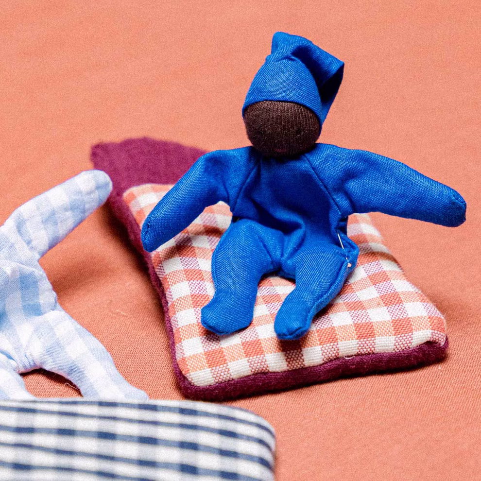 Baby mit Schlafsack, karo rot Baby mit Schlafsack, karo rot