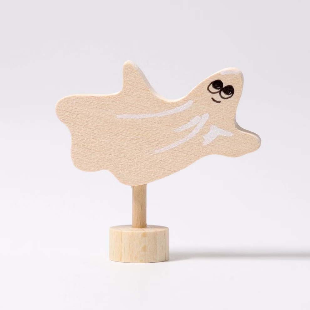 Grimm`s Steckfigur kleines Gespenst Kleine weiße Steckfigur in Gespenstform aus handbemaltem Lindenholz mit schlichter Oberfläche.