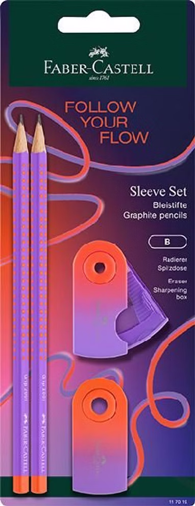 Schreibset GRIP Flow Edition Schreibset in Korallorange mit zwei ergonomischen Bleistiften, einem Sleeve Radierer und einem Mini Spitzer auf einer Blisterkarte.