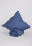 Blaues Perkal-Bettwäsche-Set MAJULI mit Bettdecken- und Kopfkissenbezug aus Bio-Baumwolle.