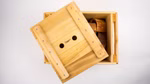Deckel für Spielzeugkiste Geölter rechteckiger Holzdeckel für eine Spielzeugkiste mit sichtbarer Holzmaserung auf einer Spielzeugkiste in welcher Bausteine sind.