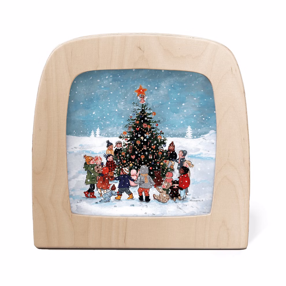 Toverlux Silhouette Weihnachtsschmuck im Schnee Helle Toverlux Magic Lamp mit Kindern in bunter Winterkleidung rund um einen geschmückten Weihnachtsbaum im Schnee; ein roter Stern sitzt auf der Baumspitze.
