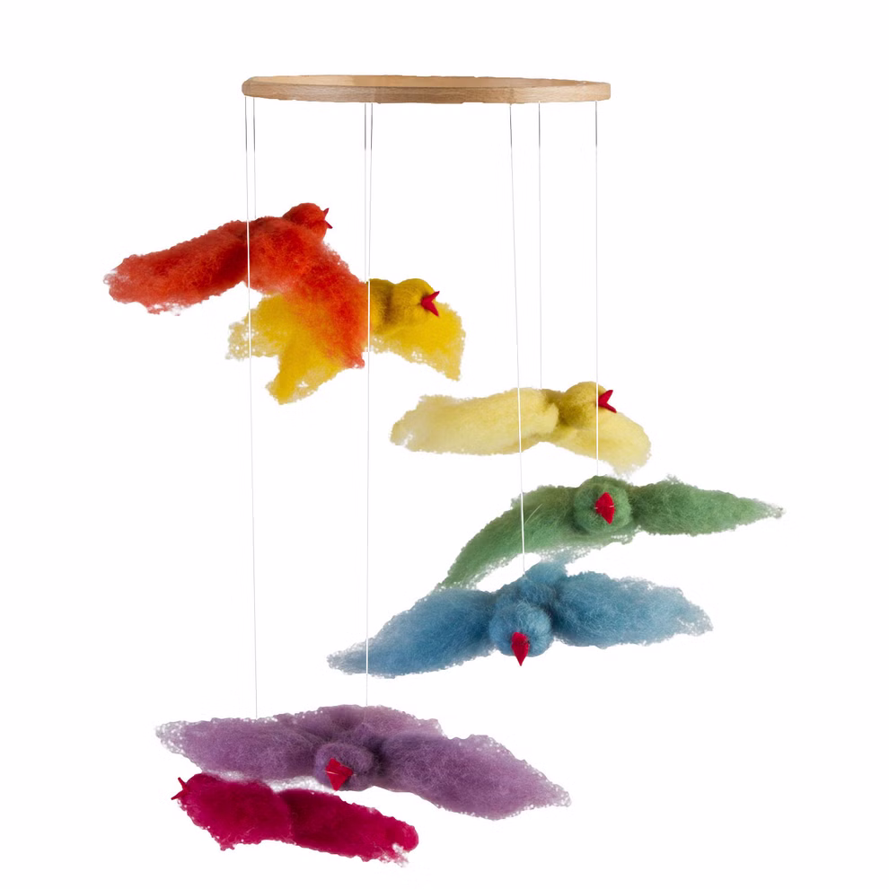 Filges Bastelset Wollvögel-Mobile aus Märchenwolle_1471 Das Bastelset Wollvögel-Mobile aus Märchenwolle von Filges zeigt sechs bunte Filzvögel auf einem hölzernen Ring wobei jeder Vogel wie im Flug nach außen zeigt und an klaren Schnüren aufgehängt ist.