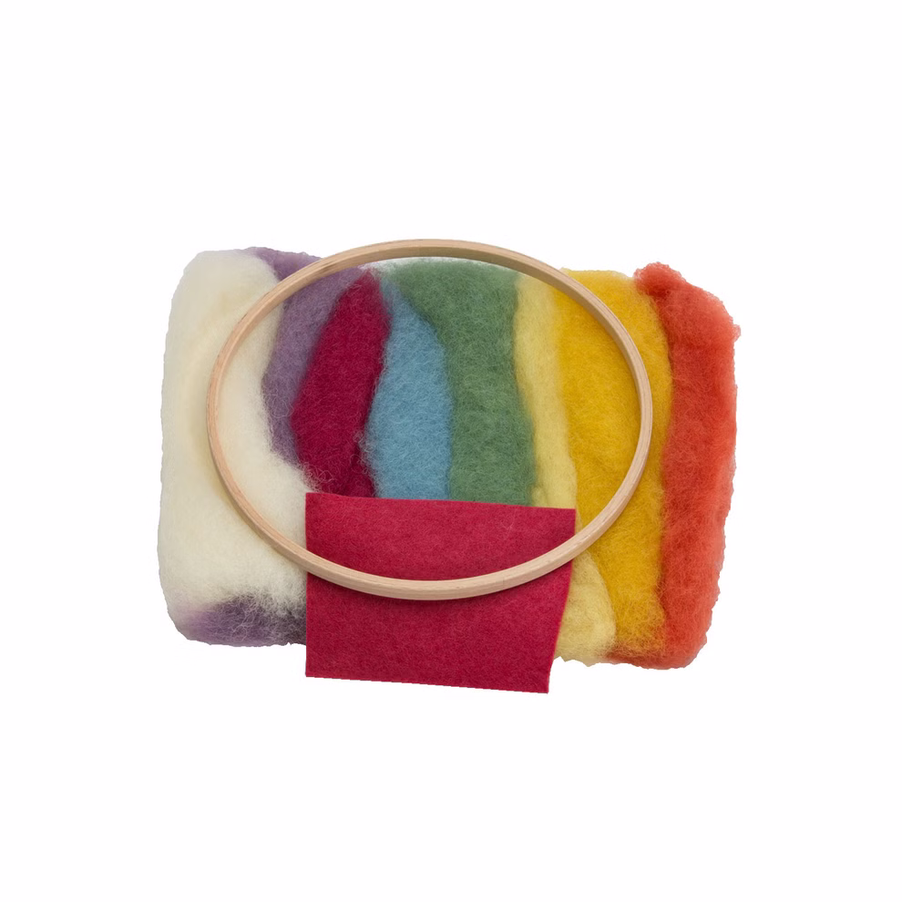 Filges Bastelset Wollvögel-Mobile aus Märchenwolle_1472 Das Bastelset Wollvögel-Mobile aus Märchenwolle von Filges besteht aus bunten Wollvögeln und wird mit einem Holzreifen geliefert.