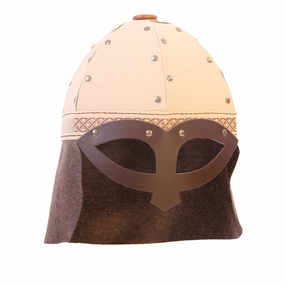 Spielzeugmanufaktur VAH Wikinger Helm verziert_1554 Der Wikinger Helm verziert von der Spielzeugmanufaktur VAH ist ein beige-brauner Helm im mittelalterlichen Stil mit Metallnieten einem Zierband einem dunklen Gesichtsschutz und einem Stoff- oder Filzunterteil das den Nacken bedeckt.