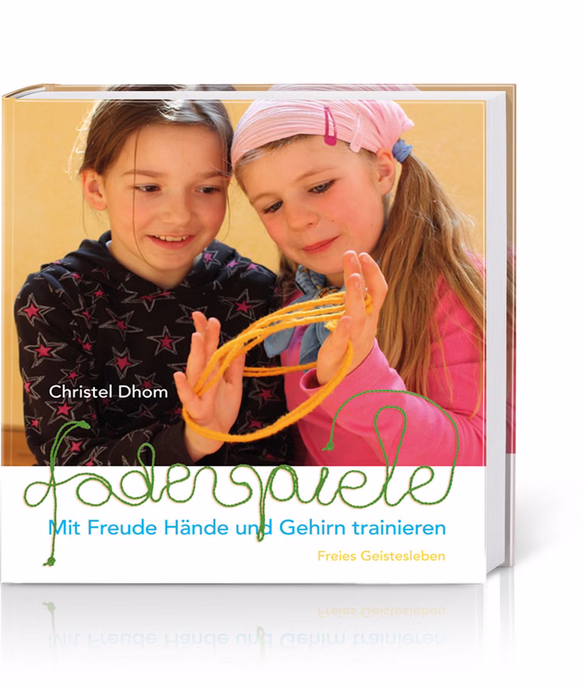 Freies Geistesleben Fadenspiele Christel Dhom_1589 Zwei lächelnde Mädchen spielen mit Schnüren und formen Formen. Das Buchcover zeigt "Fadenspiele Christel Dhom" von Freies Geistesleben.