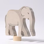 Der Grimms Geburtstagsstecker Elefant von Grimm's ist eine helle hölzerne Elefantenfigur mit einfachen schwarzen Linien die auf einem kleinen runden Sockel vor einem schlichten weißen Hintergrund steht.