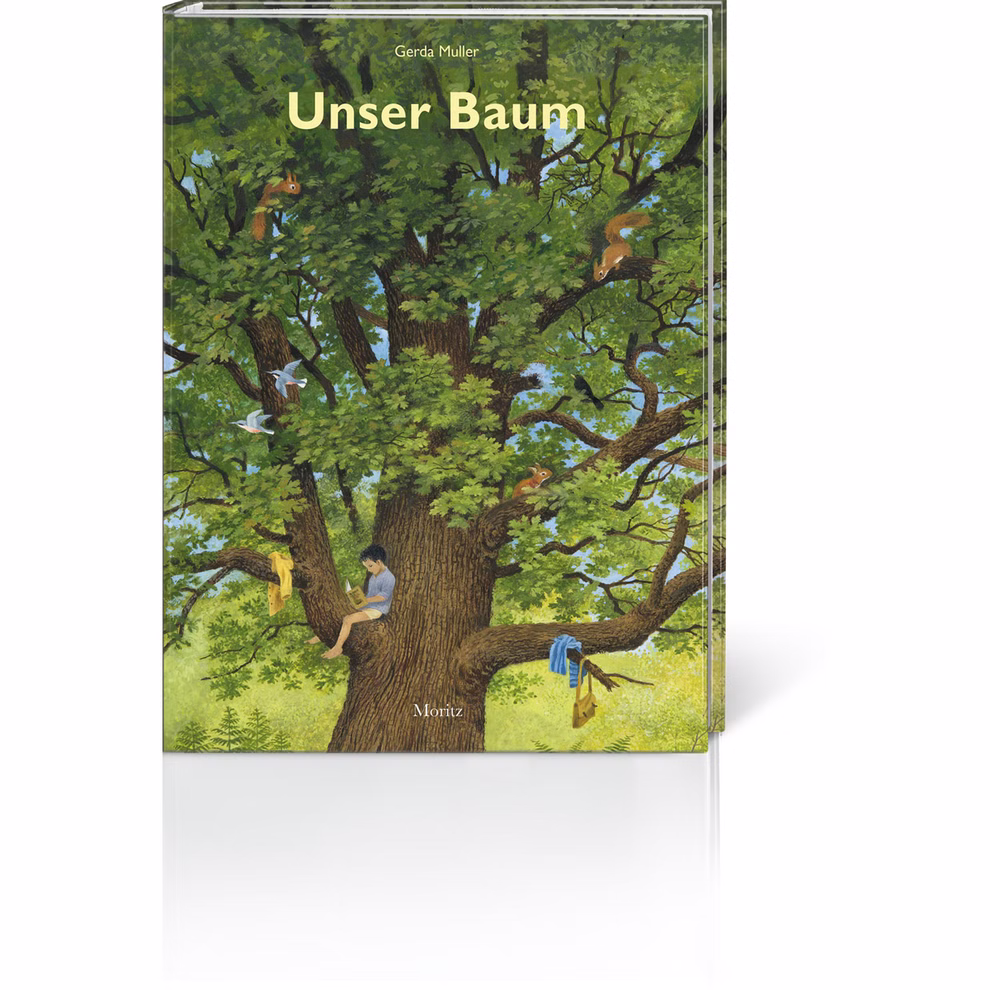 Moritz Verlag Unser Baum _1684 Der Buchumschlag von "Unser Baum" aus dem Moritz Verlag zeigt einen großen belaubten Baum an dessen Ästen spielende Kinder und daran hängende Gegenstände vor einem üppig grünen Hintergrund zu sehen sind.