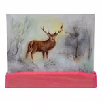 Eine dekorative Plakette die einen Hirsch in einer nebligen Landschaft zeigt ist im Decor Kartenständer Rottöne 3er Set enthalten.