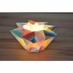 Das Seccorell Malblock Sternenwindlicht 25 Blatt von Seccorell ist ein farbenfroher geometrischer Origami-Kerzenhalter der durch seine Papierfalten ein warmes Licht abgibt wenn er angezündet wird und auf jeder Holzoberfläche ein gemütliches Ambiente schaff