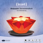 Ein rotes sternförmiges Seccorell Malblock Sternenwindlicht mit einem leuchtenden Licht ruht auf einem Teller. Die Seccorell-Verpackung zeigt 25 Blatt 80g/m² Papier eine Faltanleitung und eine Produktinformation in deutscher Sprache.