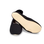 Ein Paar Morgenspruch Eurythmieversand Eurythmieschuhe Standard in Schwarz wobei ein Schuh flach liegt und der andere seine hellbeige Struktursohle zeigt. 44