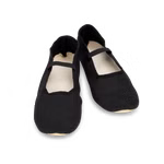 Ein Paar Morgenspruch Eurythmieversand Eurythmieschuhe Standard schwarze Ballettschuhe aus Segeltuch mit elastischen Riemen nebeneinander auf weißem Hintergrund. 44