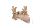 Kraul Forelle - Schiffsbausatz Bausatz_31640 Der Forelle - Schiffsbausatz Bausatz von Kraul ist ein kleines Holzbootmodell mit zwei großen Schaufelrädern auf jeder Seite die durch eine mit Schnur umwickelte Spule verbunden sind und mit einem Kurbelmechanismus versehen sind.