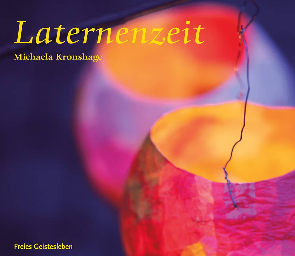 Freies Geistesleben Laternenzeit Anregungen zur Festgestaltung und zum Basteln von Laternen_2223 Das Buchcover von "Laternenzeit Anregungen zur Festgestaltung und zum Basteln von Laternen" zeigt bunte leuchtende Papierlaternen auf einem dunklen unscharfen Hintergrund. Im Text steht "Freies Geistesleben" in Gelb und Rot.