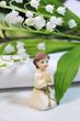Eine Mini Deko Figur oder Tortendeko eines betenden Jungen für Bastelprojekte und kleine Geschenke 5