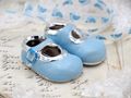 Miniatur Deko Schuhe in Blau zur Geburt, Taufe & Baby-Party - als Tortenaufsatz, Tischdeko oder Gastgeschenk 2