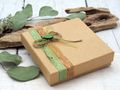 Vielseitige Geldgeschenk-Verpackung: Naturfarbene Kartonage mit frischem Grün und christlichen Symbolen für besondere Anlässe wie Kommunion oder Konfirmation 2