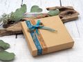 Vielseitige Geldgeschenk-Verpackung: Naturfarbene Kartonage mit modernem Petrol und christlichen Symbolen für besondere Anlässe wie Kommunion oder Konfirmation 2