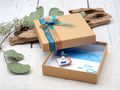 Originelle Geschenkverpackung zur Konfirmation oder Kommunion in modernem Petrol mit Fisch-Detail und Spruch 