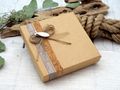 Vielseitige Geldgeschenk-Verpackung: Naturfarbene Kartonage mit schlichtem Taupe und christlichen Symbolen für besondere Anlässe wie Kommunion oder Konfirmation 2