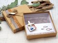 Originelle Geschenkverpackung zur Konfirmation oder Kommunion in schlichtem Taupe mit Fisch-Detail und Spruch 