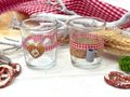 Zwei Windlichter - Teelichtgläser mit rot-weißem Karoband und Mini-Maßkrug als Oktoberfest Tischdekoration 3